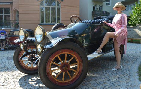 Austro Daimler z roku 1910 přitahoval dámy už v době, kdy poprvé vyjel na cesty. Není divu, že na zahradě vily Low-Beerů se i o sto let později kolem něj rojily krásné dámy v dobovém oblečení.
