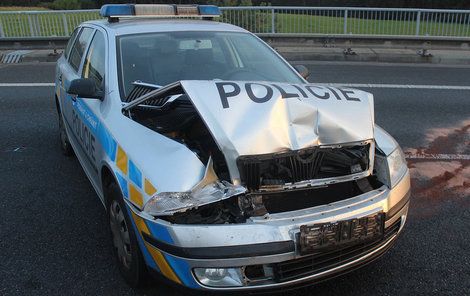 Policejní auto bylo poškozeno vozem opilce.