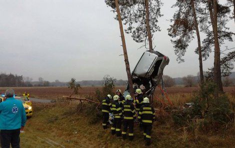 Auto skončilo na stromě...těžce zraněnou řidičku museli vyprostit hasiči.