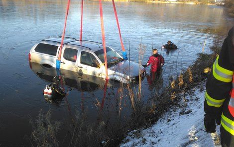 K vyproštění utopeného auta použili hasiči těžkou techniku.
