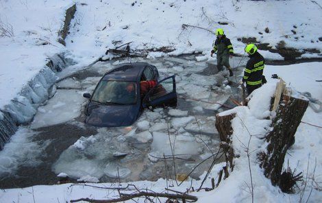 Auto se pod jezem ponořilo do hlubší vody.