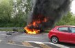 Automobil od plamenů nezachránili už ani hasiči.