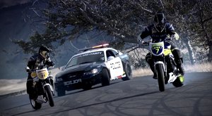 Drift je zisk. Policejní auto se prohání s motorkami o závod
