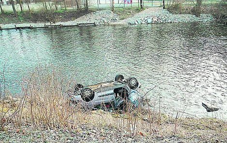 Osobní vůz sjel ze silnice a skončil převrácený na střechu na břehu Vltavy. 