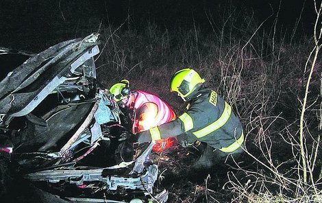 Hasiči vyprostili  auto, které bylo na odpis.