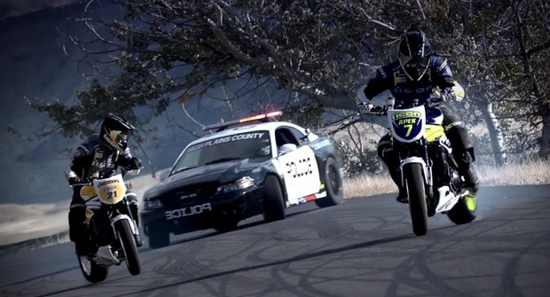 Drift je zisk. Policejní auto se prohání s motorkami o závod