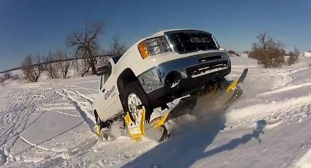 Moderní vynálezy: S instantními sněžnými pásy se auto dostane všude