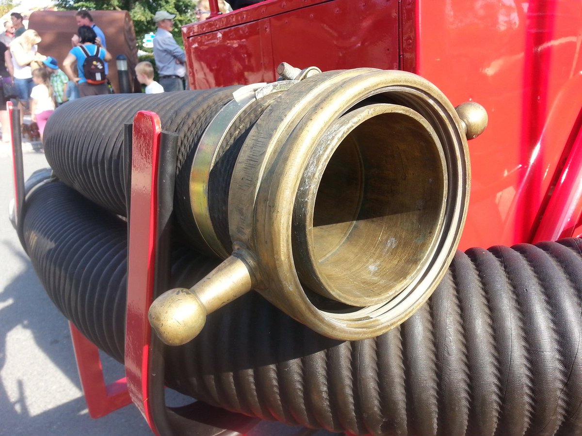 Poctivé mosazné ukončení hadic, tzv. savic, které se nasazují na čerpadlo umístěné na přední části vozu.