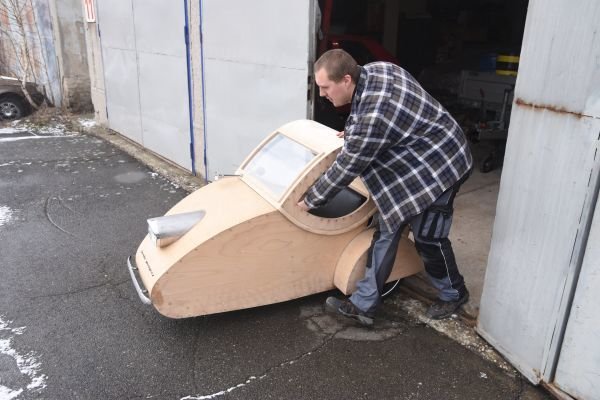 Kopie minivozu z roku 1936 má motor z motokola a řídí se řídítky. Na snímku Marek Kratochvíl z renovátorské dílny.