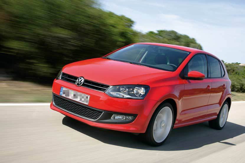 Volkswagen Polo; Nejlevnější benzin: Trendline 1,2 44 kW - Cena po  slevě 224 900 Kč; Nejlevnější nafta: Trendline 1,2 TDI 55 kW, 309 700 Kč; Tip BLESKu 276 900 Kč, motor: 1,4 63 kW, Výbava: Comfortline = Základní výbava: mj. ABS a ESP, čelní a boční airbagy, posilovač, rádio s CD, centrál, asistent pro rozjezd do kopce, počítač a kontrolu tlaku pneumatik. Verze Comfortline má navíc elektricky ovládaná zrcátka, dálkové ovládání k centrálu, dělená sedadla, dvojité dno kufru, čtecí lampičky.
