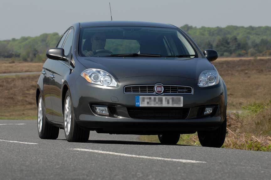 Fiat Bravo; Nejlevnější benzin: Plus 1,4 66 kW - Cena po slevě 279 900 Kč; Nejlevnější nafta: Formula 1,6 77 kW, 379 900 Kč; Tip BLESKu 289 900 Kč, motor 1,4 66 kW, výbava: Formula = Základní výbava: mj. klimatizace, centrál s dálkou, výškově stavitelné sedadlo řidiče, přední airbagy, ABS, ESP, autorádio, el. ovládaná zrcátka a přední okna. Výbava Fromula přidává boční a hlavové airbagy, mlhovky, stavitelné sedadlo spolujezdce, a volant a řadicí páku v kůži.