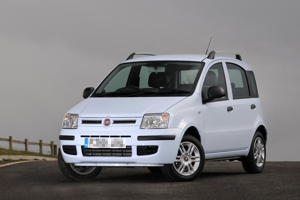 Fiat Panda; Nejlevnější benzin: Actual 1,2 50 kW - Cena po slevě 154 900 Kč; Nejlevnější nafta: Climbing 4x4 1,3 55 kW, 329 900 Kč; Tip BLESKu 289 900 Kč, Motor: 1,4 51 kW, Výbava: Dynamic = Základní výbava: mj. ABS, airbag řidiče. Ve snaze srazit cenu na historické minimum a mít tak alespoň chvíli nejlevnější auto v Česku byl vůz lidově řečeno hodně očesán. V tomhle případě platí, že je to málo muziky za málo peněz. Kdo chce lepší výbavu, musí si připlatit. A to ne málo, rychle se dostanete přes hranici 200 tisíc a kdo by chtěl tohle auto v naftě, musí si připravit dokonce přes 300 tisíc. Za tu cenu dostanete pohon čtyř kol, jenže kdo by kupoval malou pandu, když mnohem větší čtyřkolku Dacii Duster pořídíte za 299 900? Výbava Pandy Dynamic s motorem na CNG nabízí posilovač, airbag spolujezdce, centrál s dálkovým ovládáním, klimatizaci, stavitelný volant, přední okna v elektrice, autorádio s CD a výškově stavitelné