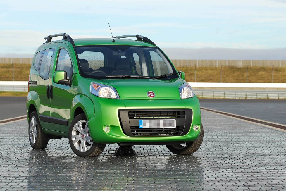 Fiat Qubo; Nejlevnější benzin: Qubo 1,4 55 kW - cena po slevě 229 900 Kč; nejlevnější nafta - Active 1,3 55 kW, 319 900 Kč; Tip BLESKu 259 900 Kč, Motor: 1.4 55 kW, Výbava: Active = Základní výbava: mj. airbag řidiče a spolujezdce, ABS, posuvné boční dveře, centrální zamykání, posilovač. Výbava Active přidává boční airbagy, dálkové ovládání, osově stavitelný volant, elektricky ovládaná přední okna, uzamykatelnou přihrádku u spolujezdce a systém Stop-Start.