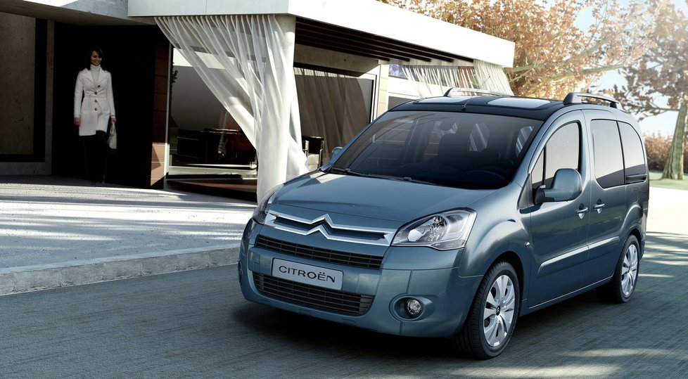 Citroën Berlingo; Nejlevnější benzin: X 1,6 Vti 72 kW - cena po slevě 264 900 Kč; Nejlevnější nafta: X 1,6 HDi 55kW, 289 900 Kč; Tip BLESKu 289 900 Kč, motor: 1.6 Hdi 55kW, Výbava: X = Základní výbava: čelní airbagy řidiče a spolujezdce, ABS + aktivace výstražných světel při brždění, centrální zamykání (bez dálkového ovládání), elektricky ovládaná přední okna, nastavitelný volant, dělitelná a vyjímatelná zadní lavice. Tip BLESKu má úspornější dieselový motor.