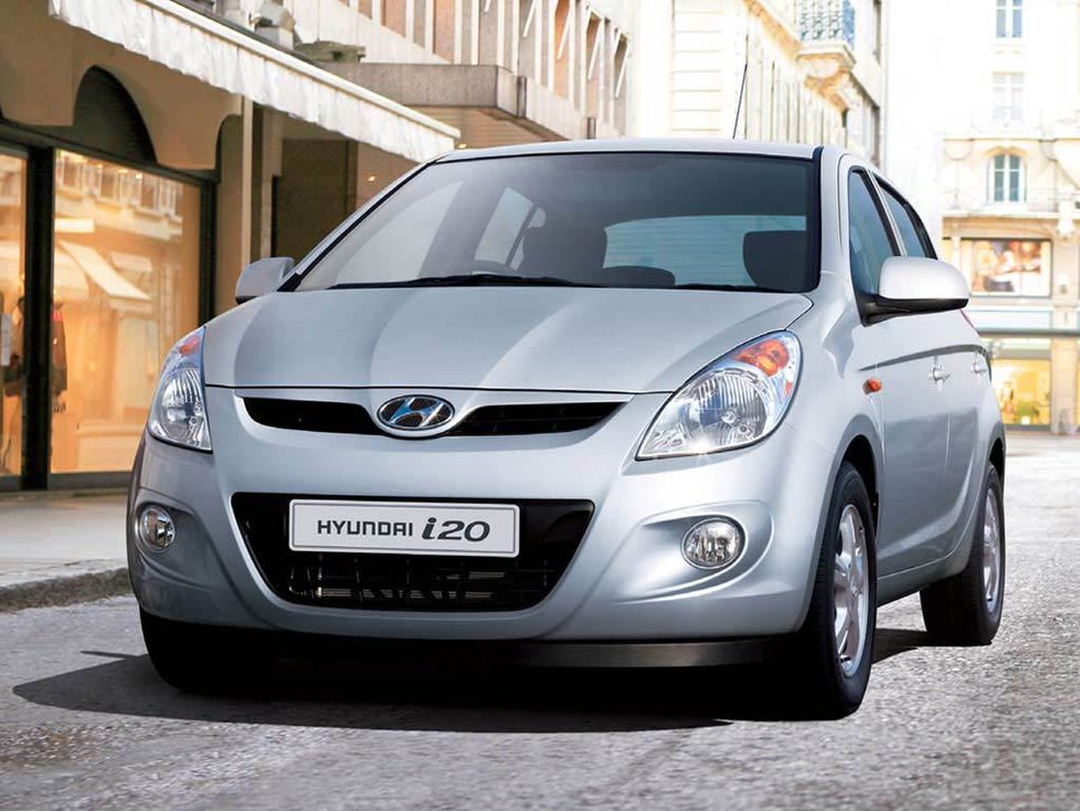 Hyundai i20; Nejlevnější benzin: třídveřový Classic 1,2 57 kW - Cena po slevě 194 900 Kč; Nejlevnější nafta: Inclusive Plus 1,4 CRDi 55 kW, 271 990 Kč; Tip BLESKu 211 990 Kč, Motor: 1,2 57 kW, Výbava: Inclusive = Základní výbava: mj. přední, boční a hlavové airbagy, ABS, imobilizér, ISOFIX, centrální zamykání, posilovač řízení, výškově a podélně nastavitelný volant a dělená zadní sedadla. Výbava Inclusive (v pětidveřovém provedení) přidává manuální klimatizaci s chlazením schránky před spolujezdcem.