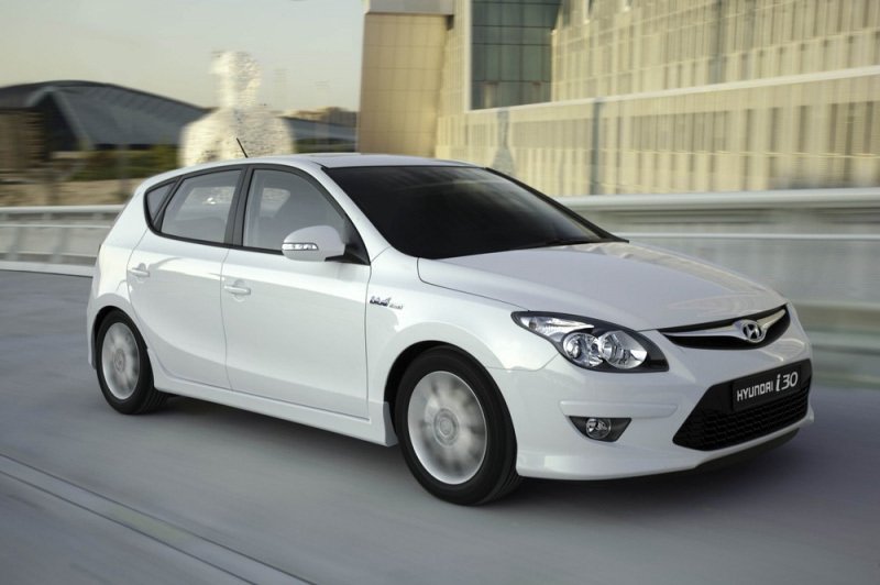 Hyundai i30; Nejlevnější benzin: Start 1.4i 80 kW - Cena po slevě 259 900 Kč; Nejlevnější nafta: Classic 1,6 66 kW, 334 990Kč; Tip BLESKu 299 990 Kč, Motor: 1,4i 80 kW, Výbava: CW Trikolor = Základní výbava: mj. přední, boční i okenní airbagy, ABS, imobilizér, střešní ližiny, rádio, počítač, přední mlhovky a dělená sedadla. Verze Trikolor plus v kombi verzi (CW) má navíc klimatizaci, výškově nastavitelné sedadlo řidiče, čtecí lampičky, alarm a el. ovládaná zadní okna.