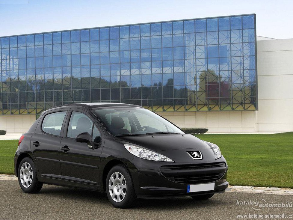 Peugeot 207; Nejlevnější benzin: třídveřový Access 1,4 54 kW - cena po slevě 199 900 Kč; Nejlevnější nafta: Access 1,4 HDI 50 kW, 268 900 Kč; Tip BLESKu 254 900 Kč, Motor: 1.4 54 kW, Výbava: SW Active = Základní výbava: mj. dva airbagy, ABS, posilovač, imobilizér, mlhovky, centrální zamykání na dálku, palubní počítač, otáčkoměr a dělená zadní sedadla. Verze Active v kombi provedení s pěti dveřmi má navíc ESP, boční airbagy, klimatizaci, kožený volant, rádio s CD.