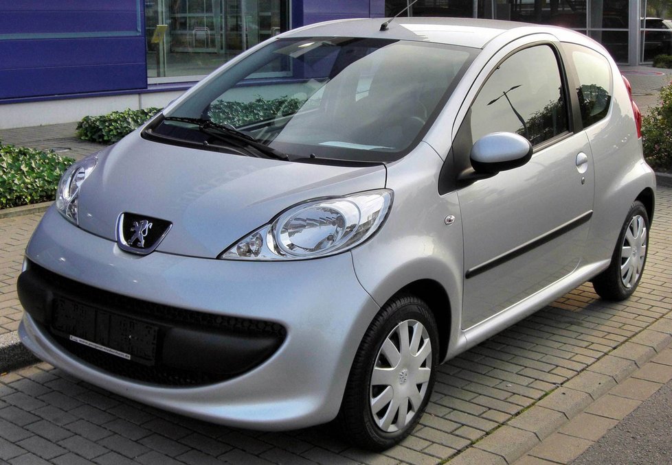 Peugeot 107; Nejlevnější benzin: třídveřový Smile 1,0 50 kW - cena po slevě 169 900 Kč; Nejlevnější nafta: není v nabídce; Tip BLESKu 219 900 Kč, Motor: 1 0 50 kW, Výbava: Urban Move = Základní výbava: mj. dva airbagy, ABS, posilovač řízení, výškově nastavitelný volant. Edice Urban Move přidává k základní verzi pět dveří, manuální klimatizaci, centrální zamykání s dálkovým ovládáním, dělená sedadla, přípravu pro dětské sedačky ISOFIX , autorádio s CD, el. ovládaní předních oken.