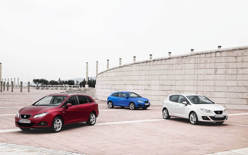 Seat Ibiza; Nejlevnější benzin: Basis 1,2 44 kW - cena po slevě 189 900 Kč; Nejlevnější nafta: Reference 1,2 TDI CR 55 kW, 314 900 Kč; Tip BLESKu 244 900 Kč, Motor: 1,2 51 kW, Výbava: ST COPA = Základní výbava: mj. 4 airbagy, ABS, posilovač řízení, výškově a podélně nastavitelný volant. Verze COPA v kombi verzi označené ST nabízí dále klimatizaci, tempomat, přední mlhovky, centrální zamykání, rádio s CD, 15palcová kola z lehkých slitin. Zavazadlový prostor má objem 430 litrů.