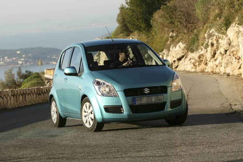 Suzuki Splash; Nejlevnější benzin: GL/AC 1,0 48 kW - cena po slevě 219 900 Kč; Nejlevnější nafta: není v nabídce; Tip BLESKu 234 900 Kč, Motor: 1,2 69 kW, Výbava: GL/AC = Základní výbava: mj. čelní a boční airbagy, ABS, posilovač, klimatizace s pylovým fi ltrem, elektricky ovládaná přední okna, imobilizér, centrální zamykání na dálku, rádio s CD a 4 reproduktory, dělitelné zadní sedačky, dětské pojistky zadních dveří, stavitelný volant potažený kůží.