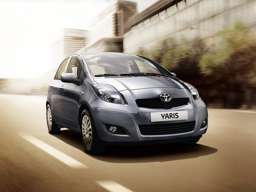 Toyota Yaris; Nejlevnější benzin: třídveřový Dream 1,0 VVT-i 51 kW - cena po slevě 229 900 Kč; Nejlevnější nafta: není v nabídce; Tip BLESKu 284 900 Kč, motor: 1,33 74 kW výbava: Dream = Základní výbava: mj. dva airbagy, ABS, klimatizace, posilovač, rádio s CD, imobilizér, centrál. Verze Dream (pětidveřová) nabízí přední mlhovky, dálkové ovládání, kožený volant, analogový otáčkoměr, elektricky ovládaná přední okna, ovládání audiosystému na volantu.