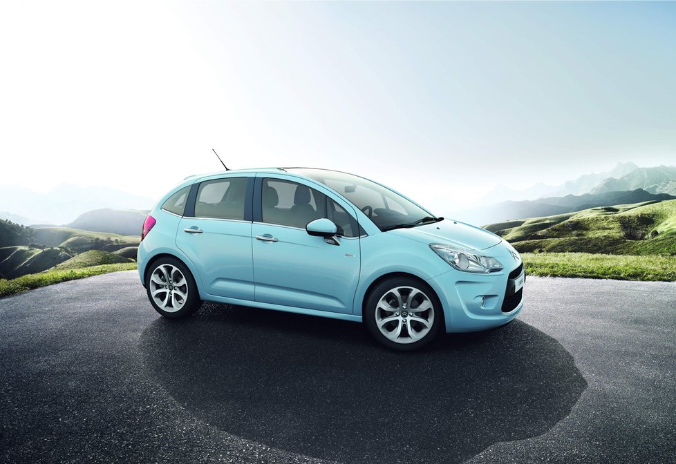Citroën C3; Nejlevnější benzin: X 1,1 44 kW - cena po slevě 199 900 Kč; Nejlevnější nafta: CHROM 1,4 50 kW, 304 900 Kč; Tip BLESKu 229 900 Kč, motor: 1.4 54kW, výbava: Image = Základní výbava: mj. čelní a boční airbagy, ABS s brzdovým asistentem, palubní počítač, dálkové ovládání centrálu, nastavitelný volant a dělitelné zadní sedadlo. Verze Image přidává klimatizaci s klimatizovanou přihrádkou spolujezdce a autorádio s ovládáním pod volantem.
