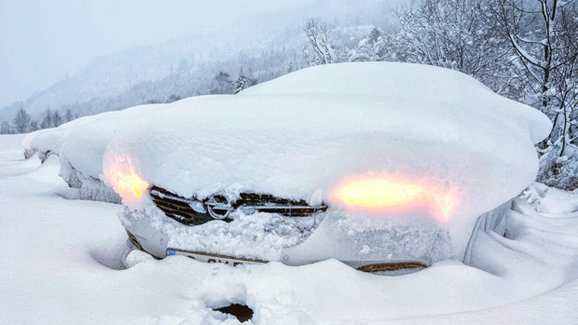 Čistíte své auto od sněhu a ledu? Pokud ne, hrozí vám pokuta! A jak je to v zahraničí?