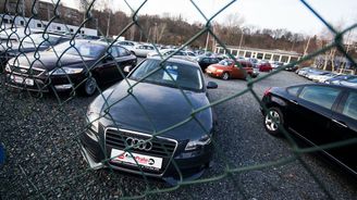 Lidé i firmy šetří na ojetinách. Kupují levnější vozy kvůli obavám z recese