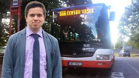 Lukáš Baroš pro legraci mění nápisy na panelech autobusů.