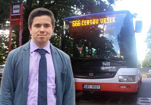 Lukáš Baroš pro legraci mění nápisy na panelech autobusů.