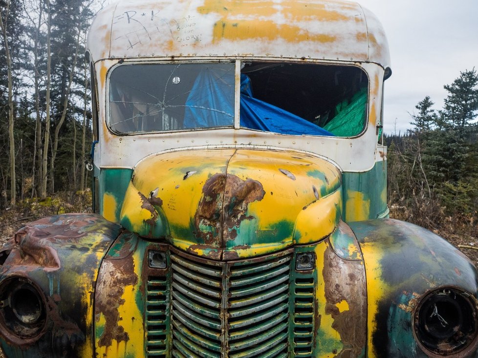 Nebezpečný autobus přepravila armáda na tajné místo