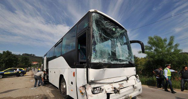 Srážka autobusu a auta na Semilsku: Šest zraněných 