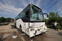 Srážka autobusu a auta na Semilsku: Šest zraněných