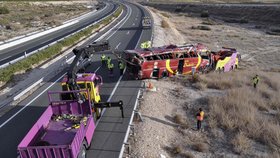 Ve Španělsku došlo k děsivé nehodě autobusu.