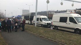 Běloruští tanečníci museli po Praze pěšky a MHD: Policie zakázala jízdu jejich autobusu