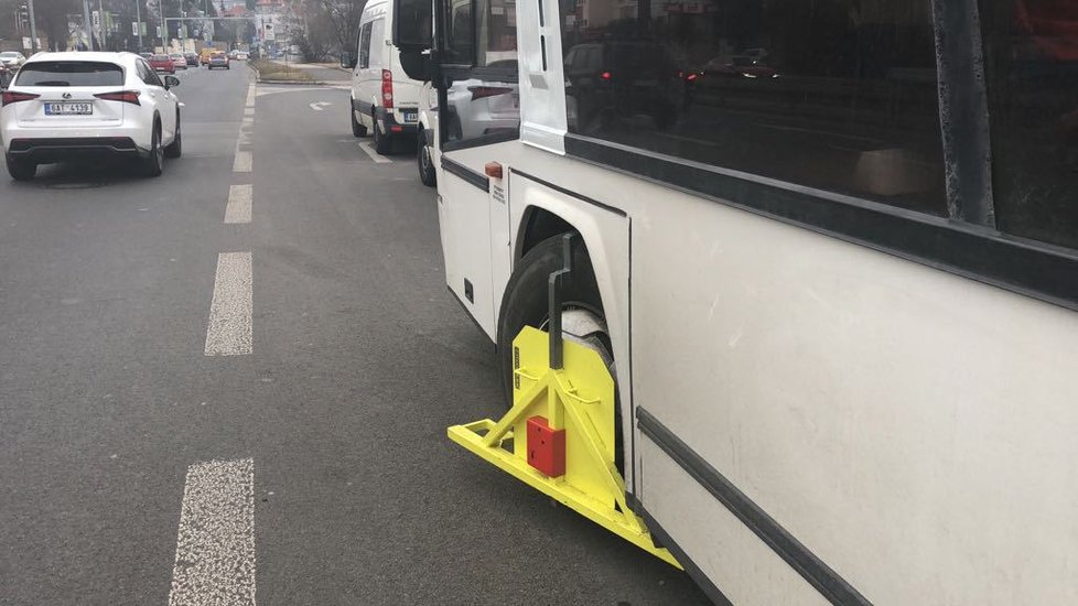 Policisté zakázali další jízdu řidiči autobusu, který vezl na třicet běloruských tanečníků.