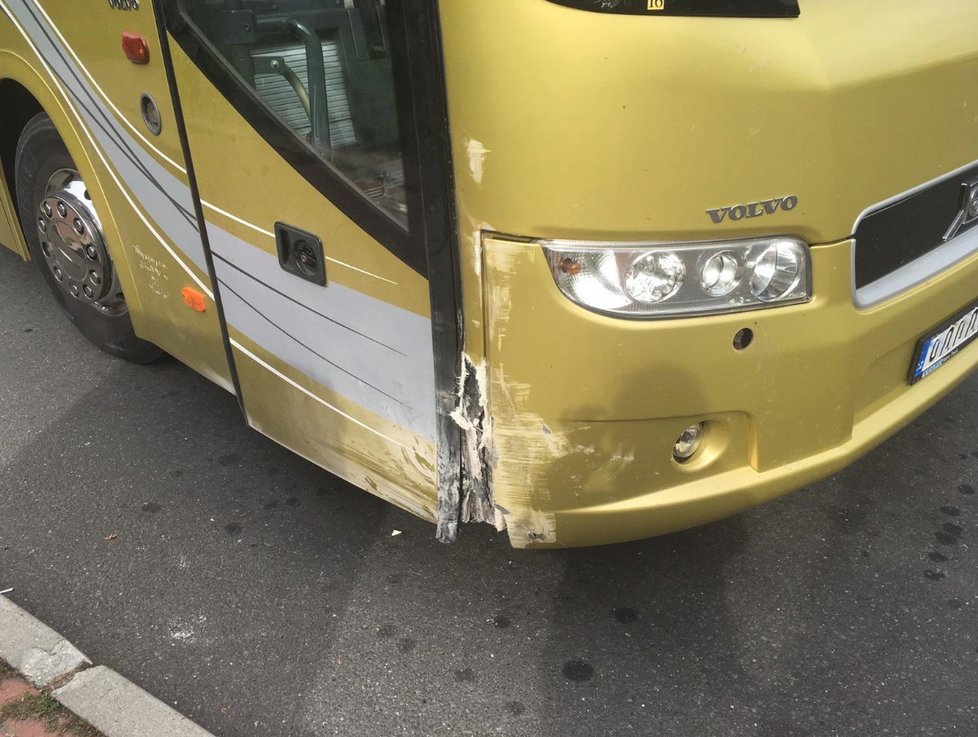 Řidič autobusu za jízdy zkolaboval: Zastoupil ho neznámý muž! Hledá se hrdina, který zachránil desítky životů!