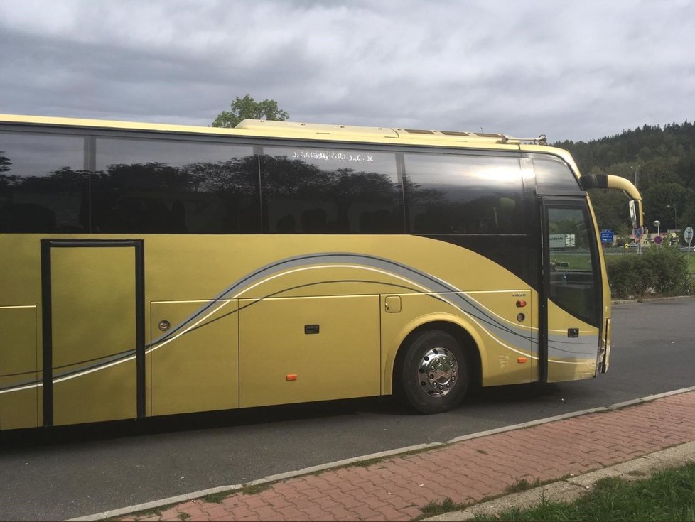 Řidič autobusu za jízdy zkolaboval: Zastoupil ho neznámý muž! Hledá se hrdina, který zachránil desítky životů!