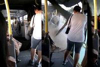 Horor v MHD: Autobus se během jízdy rozpůlil vedví