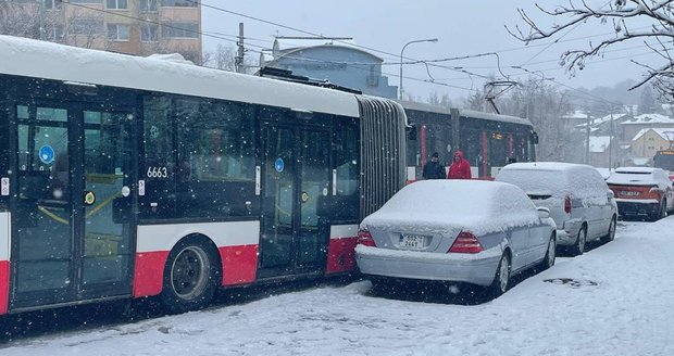 K nehodě autobusu kvůli sněhu na silnici došlo v Praze v ulici Makovského.
