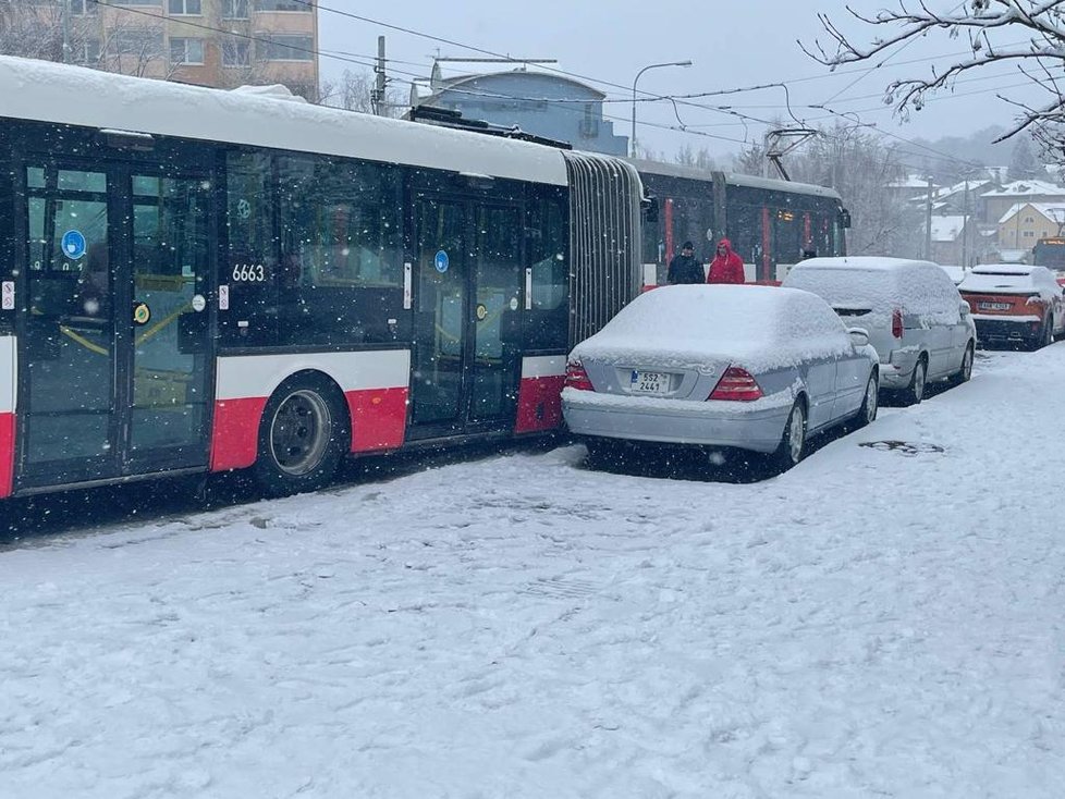 K nehodě autobusu kvůli sněhu na silnici došlo v Praze v ulici Makovského.