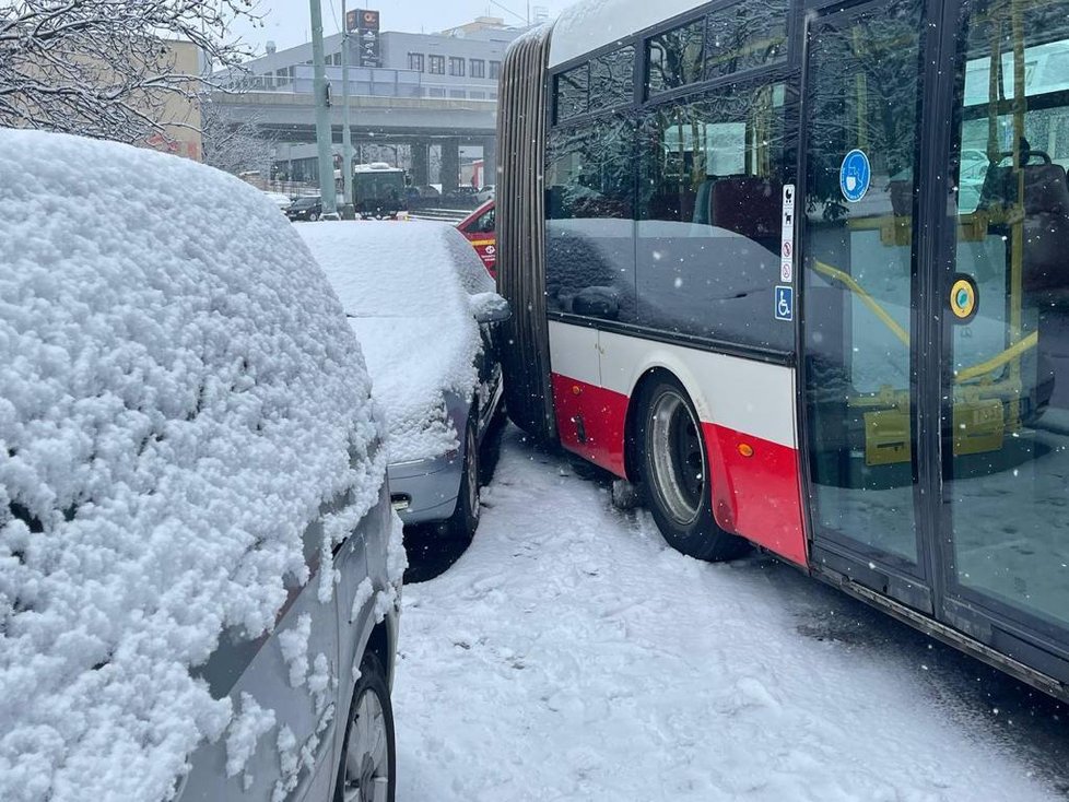 K nehodě autobusu kvůli sněhu na silnici došlo v Praze v ulici Makovského.