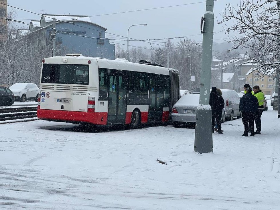 K nehodě autobusu kvůli sněhu na silnici došlo v Praze v ulici Makovského.