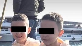 O život při autobusovém neštěstí v Bulharsku přišla dvojčata Luan a Alban.