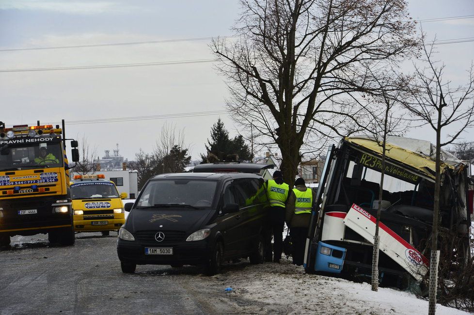 Autobus nedaleko Prahy boural do stromu, na místě zemřela žena.