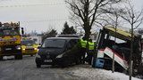 U Prahy naboural autobus s cestujícími do stromu: 1 mrtvá a sedm zraněných