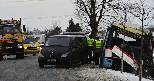 U Prahy naboural autobus s cestujícími do stromu: 1 mrtvá a sedm zraněných