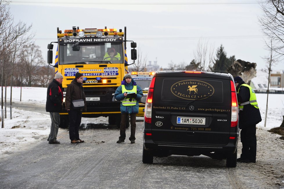 Autobus nedaleko Prahy boural do stromu, na místě zemřela žena.