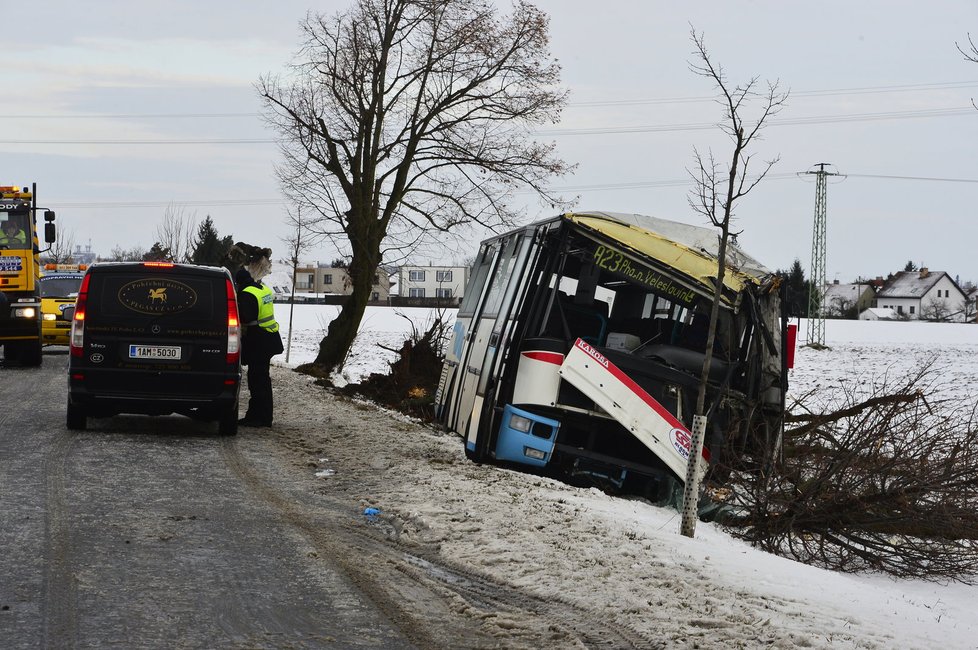 Autobus nedaleko Prahy boural do stromu, na místě zemřela žena.