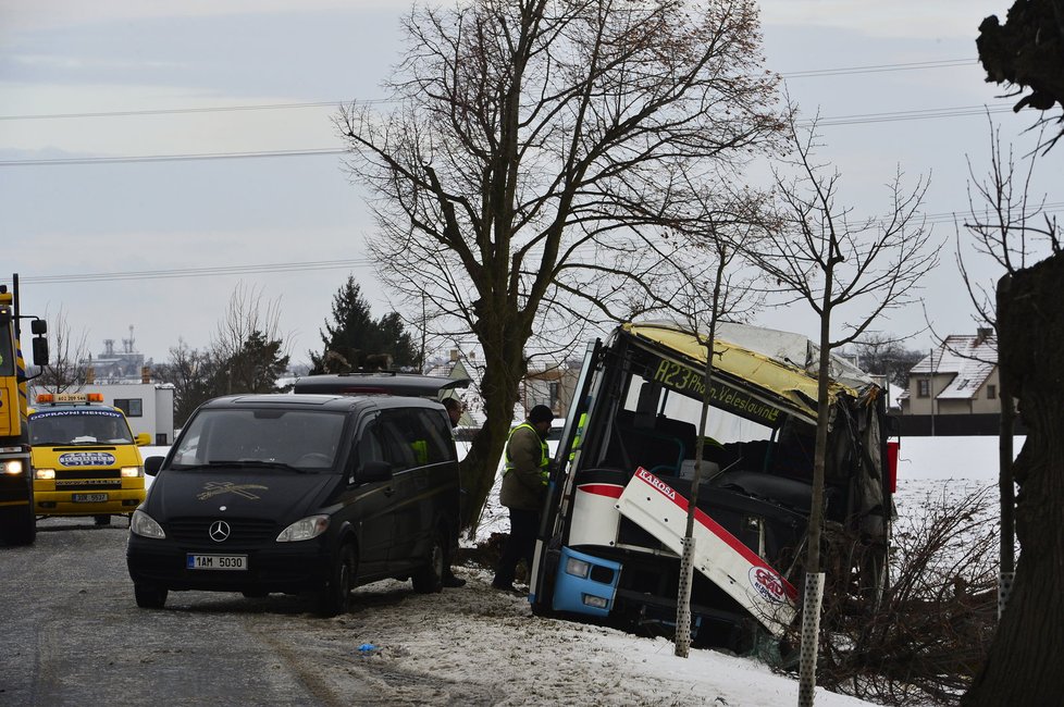 Autobus nedaleko Prahy boural do stromu, na místě zemřela žena.